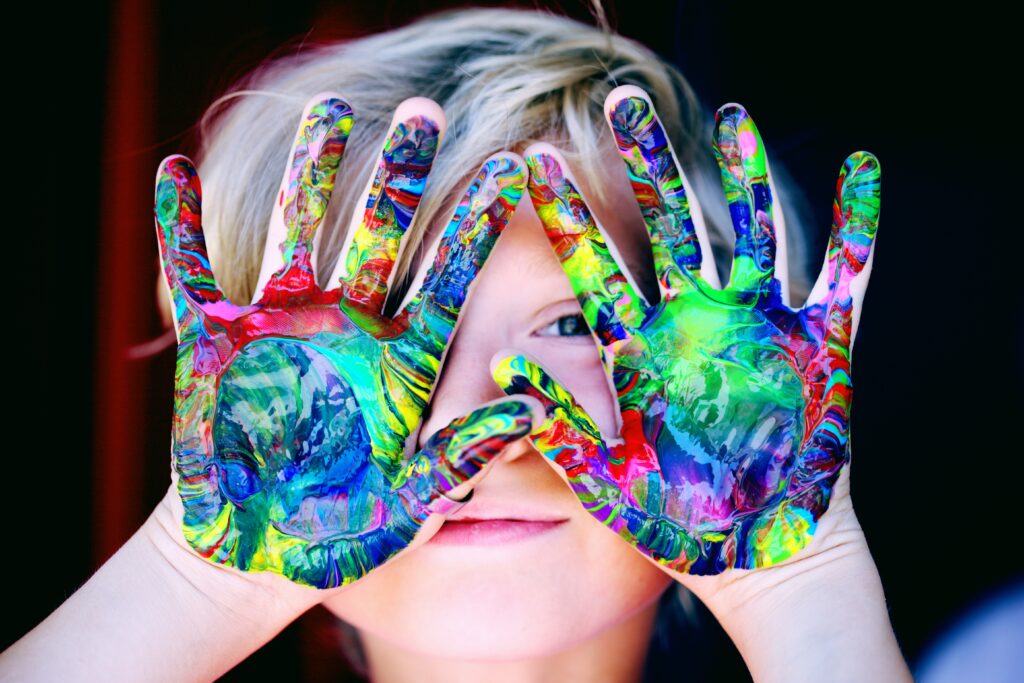 Enfant avec mains colorées